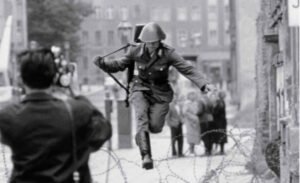 O policial que saltou da Alemanha Oriental para a Alemanha Ocidental em um único salto