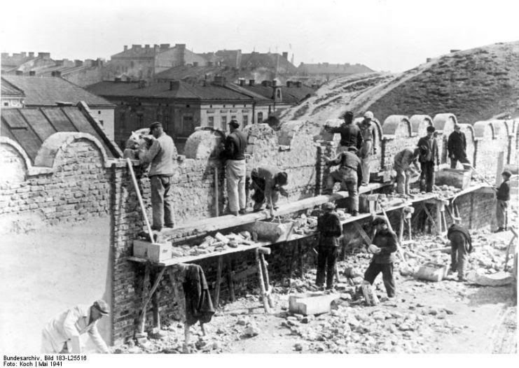 A construção dos muros do Gueto, maio de 1941.