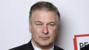 Assista Novas Imagens, Alec Baldwin atirando revólver antes de tiro fatal
