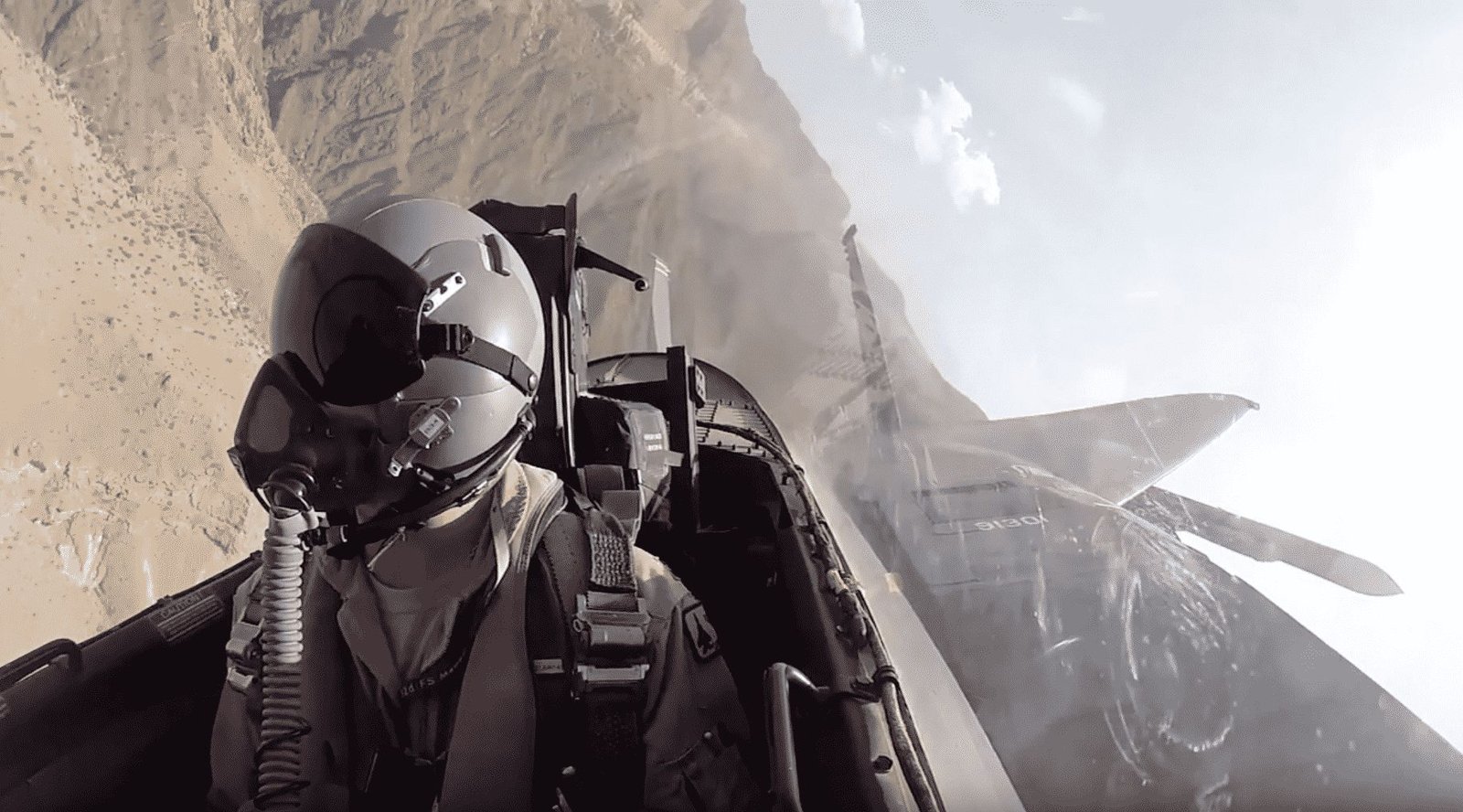 Assista Visão do cockpit de um F-15 Strike Eagle manobrando através de cânions