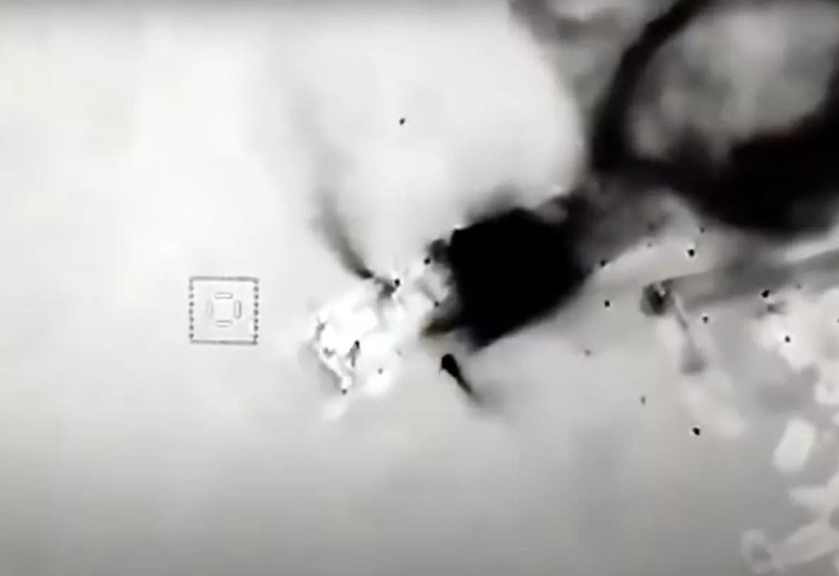 Vídeo Drone ucraniano explode navio de desembarque russo