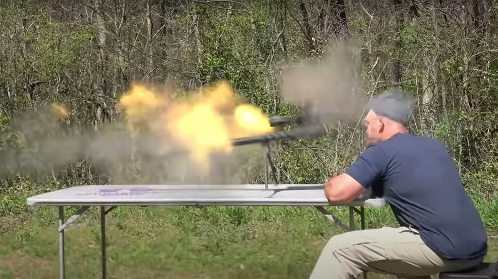 Vídeo Rifle calibre .50 explode no rosto de YouTuber, quase o matando