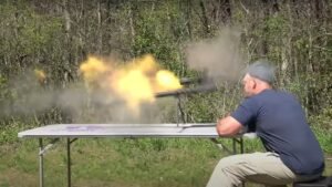 Vídeo Rifle calibre .50 explode no rosto de YouTuber, quase o matando