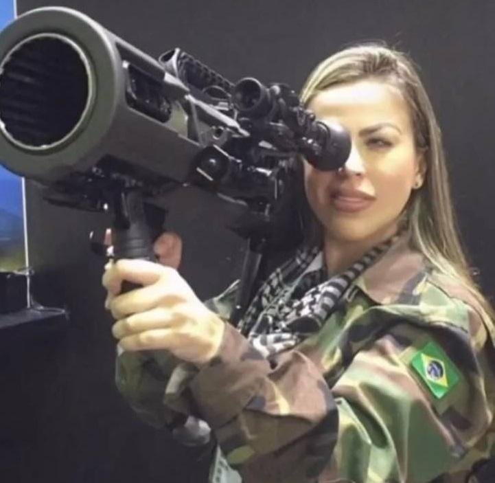 a-combatente-brasileira-thalita-do-valle-que-se-alistou-junto-as-tropas-ucranianas-morreu-na-guerra-contra-a-russia-1656803878000_v2_721x703 (1)