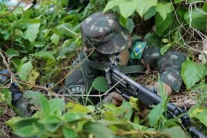 Guerreiros da Selva: soldado em treinamento de camuflagem