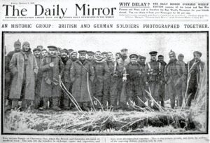 Capa do jornal britânico Daily Mirror de 1915 exibindo uma fotografia histórica de soldados britânicos e alemães juntos durante a Trégua de Natal de 1914.