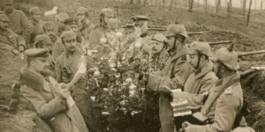 Soldados alemães decoram uma árvore de Natal dentro de uma trincheira na Frente Ocidental, em dezembro de 1914, durante a Primeira Guerra Mundial.