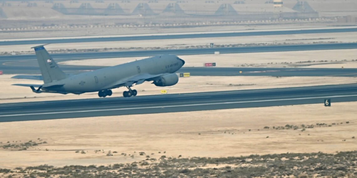 KC-135 americano na base "Al Udeid" no Catar. / (Foto da Força Aérea dos EUA por Soldado Sênior Sarah Williams)