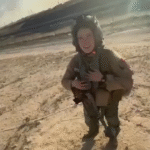 Vídeo: kuwaitiano se aproxima de piloto americana após ejeção de F-15E no Kuwait